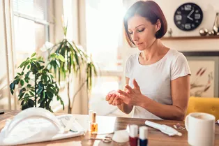 Косметический ремонт: 12 простых способов спасти ногти после плохого маникюра