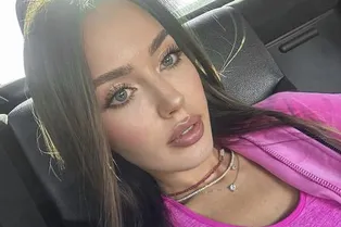 Беременная Анастасия Костенко снялась в откровенном наряде цвета Барби, обнажив живот