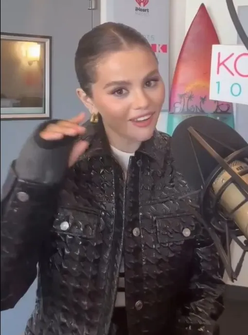 Селена Гомес с гипсом на руке вышла в свет