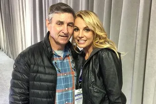 Это шантаж? Отец Бритни Спирс требует от нее 2 млн долларов за отказ от опеки Это шантаж? Отец Бритни Спирс требует от нее 2 млн долларов за отказ от опеки