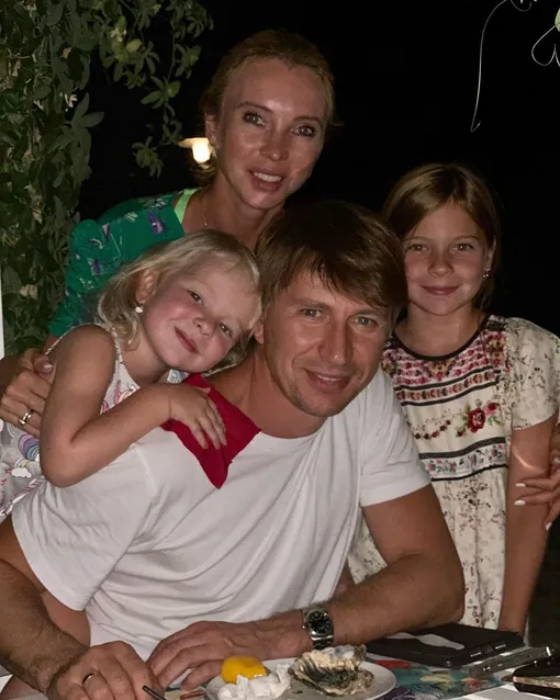 Супруги с дочерьми Супруги с дочерьми