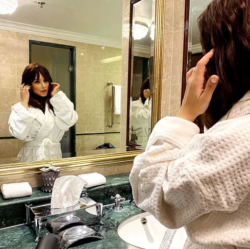 Звезда позировала в банном халате после душа