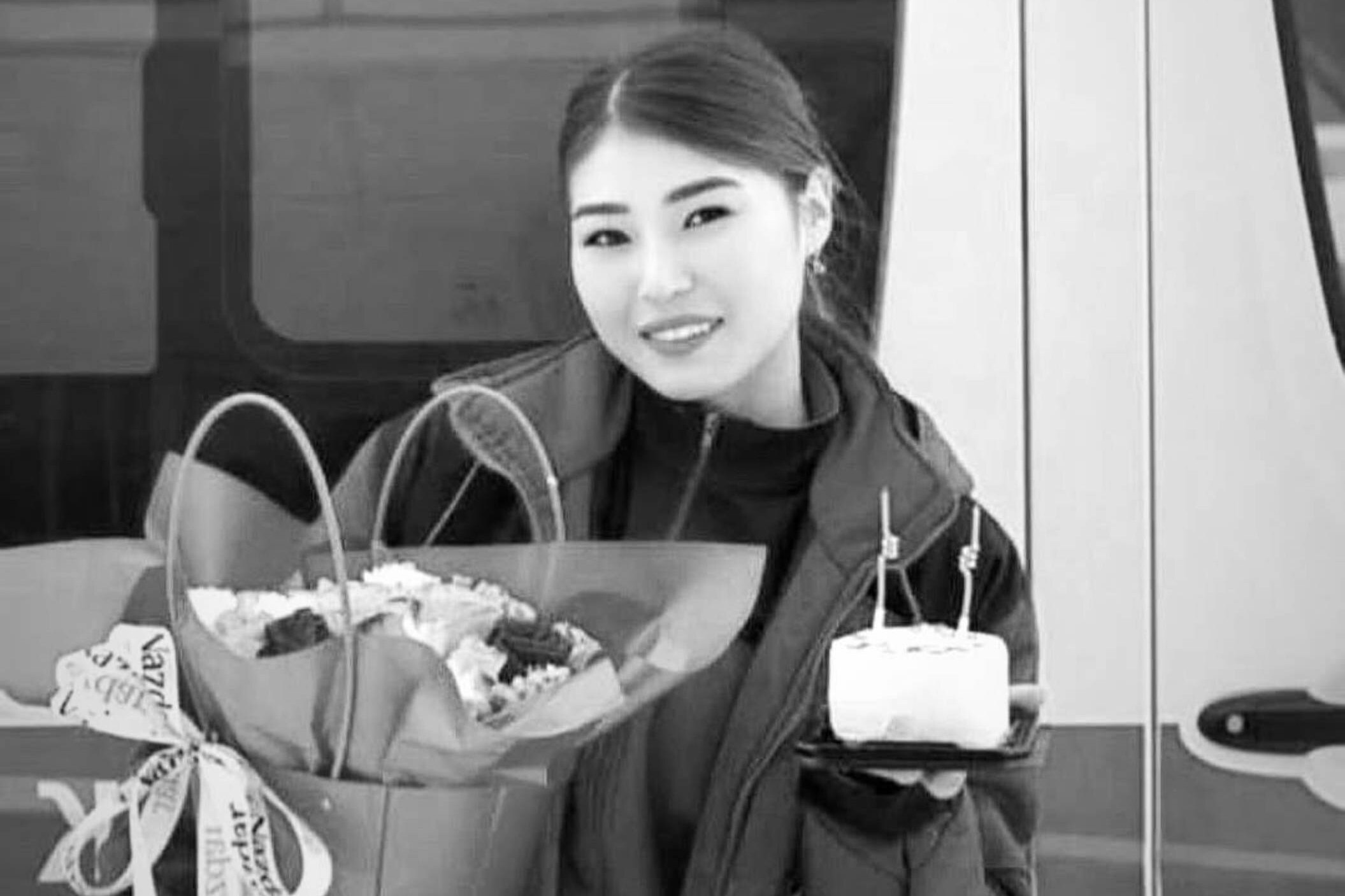 Героически погибшую после падения кондиционера на голову 23-летнего фельдшера Улдану Мырзуан похоронили в Казахстане