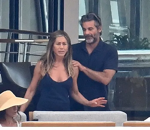 Джим Кертис сделал массаж Дженнифер Энистон Джим Кертис сделал массаж Дженнифер Энистон