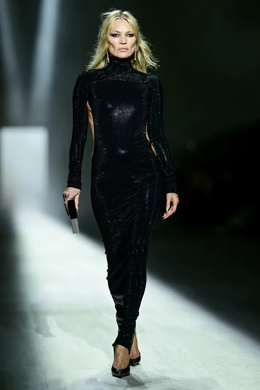 Кейт Мосс появилась на подиуме в эффектном образе