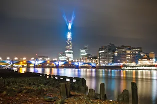 Лондонский небоскреб «Осколок» украсила световая инсталляция Лондонский небоскреб «Осколок» украсила световая инсталляция