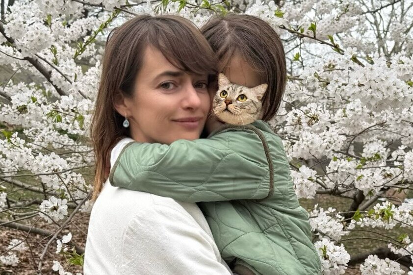 «Маленькие ручки обнимают мое лицо»: Ольга Зуева показала редкие фото с дочерью от Данилы Козловского