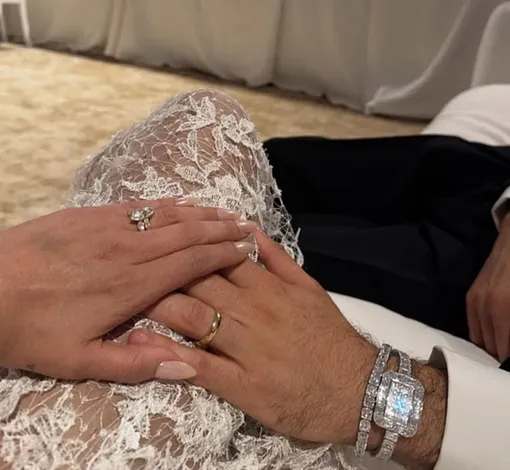 Селена Гомес и Бенни Бланко показали обручальные кольца