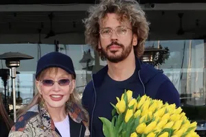 Опирающаяся на трость Алла Пугачева встретила прилетевшего на Кипр мужа