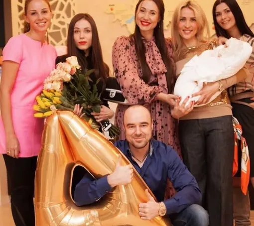 Полина Диброва с семьей Романа и Елены Товстик Полина Диброва с семьей Романа и Елены Товстик