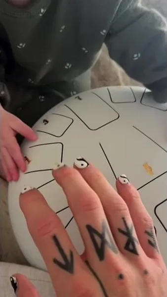 Нажми и смотри