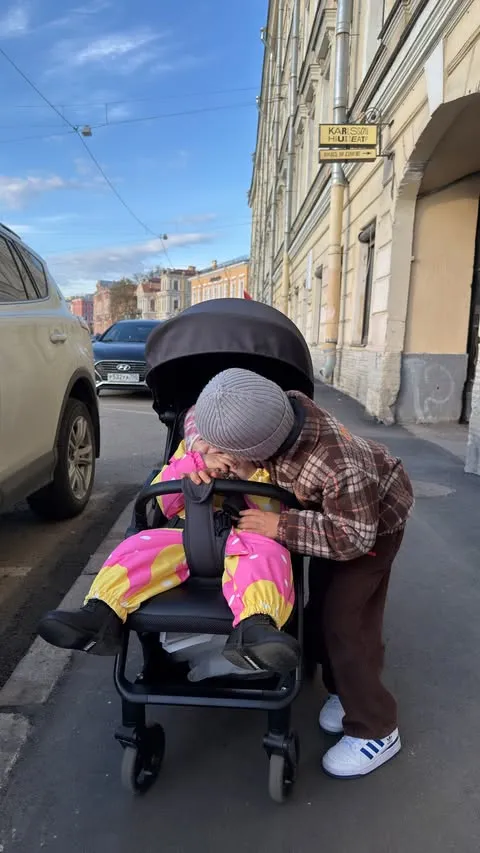 Ваган с нежностью поцеловал сестренку Ваган с нежностью поцеловал сестренку