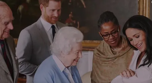 Королева Елизавета II c правнуком Арчи