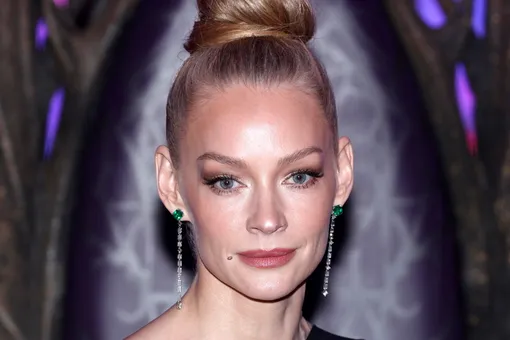 Светлана Ходченкова в микрошортах и чулках села на шпагат и сделала акробатические трюки в воздухе