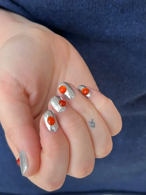 Желейные капли лака на ногтях смотрятся очень реалистично