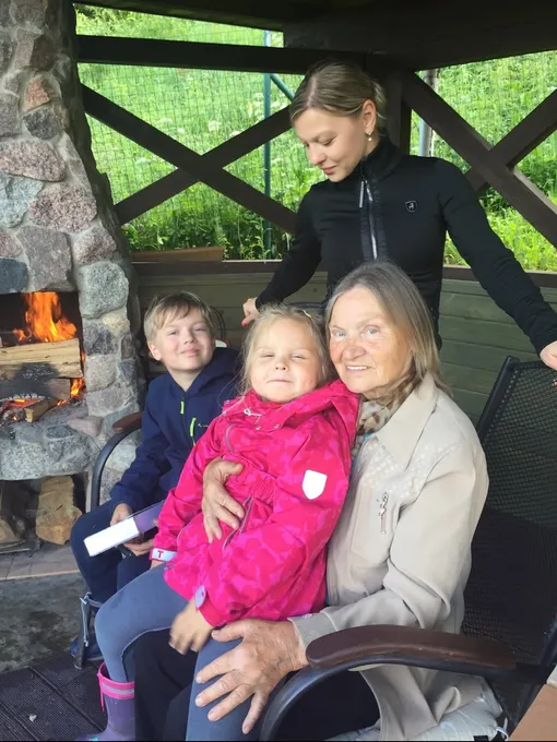 Светлана Шатунова с сыном, дочерью и мамой Светлана Шатунова с сыном, дочерью и мамой