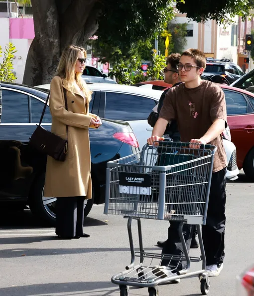 Анджелину Джоли заметили с сыном