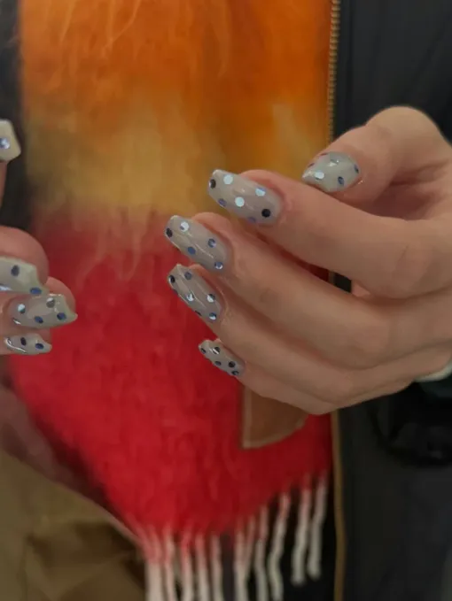 Монохромный маникюр с пайетками смотрится очень стильно