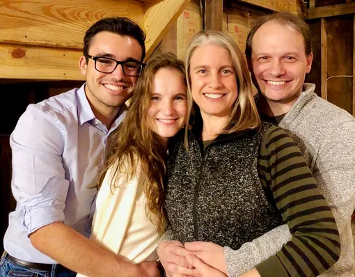 инга Петри с приемными родителями и возлюбленным