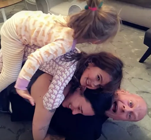 Эмма Хеминг и Брюс Уиллис с дочерьми Эмма Хеминг и Брюс Уиллис с дочерьми