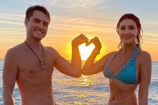 «Выстрадала свое счастье»: Макеева в бикини снялась с мужем на пляже в Турции «Выстрадала свое счастье»: Макеева в бикини снялась с мужем на пляже в Турции