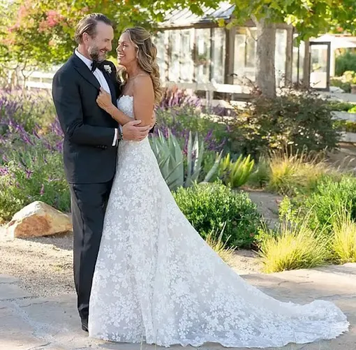 Джош Коннор и Кристин Баумгартнер поженились Джош Коннор и Кристин Баумгартнер поженились