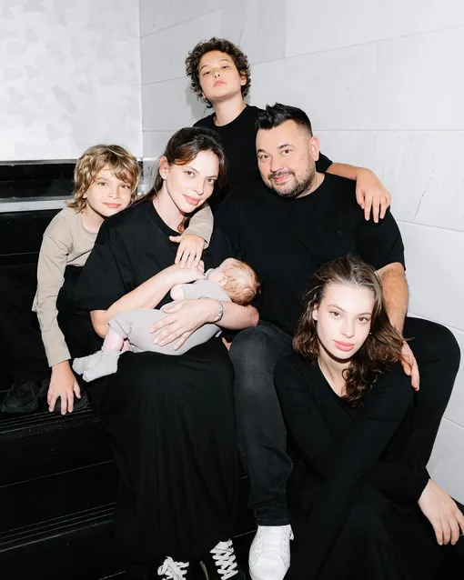 Сергей Жуков с женой и детьми