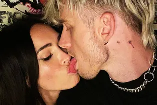 «Анджелина Джоли надоумила»: бойфренд Меган Фокс показал медальон с ее кровью