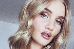 Рози Хантингтон-Уайтли показала редкое фото с маленьким сыном Рози Хантингтон-Уайтли показала редкое фото с маленьким сыном