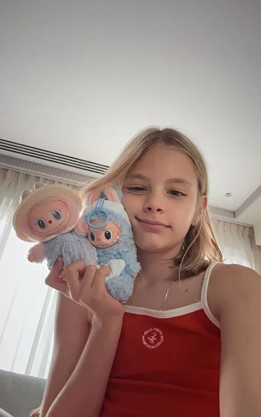 Алиса с любимыми игрушками