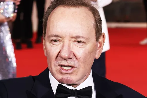 Кевин Спейси впервые после обвинений в насилии появился на Венецианском кинофестивале Кевин Спейси впервые после обвинений в насилии появился на Венецианском кинофестивале