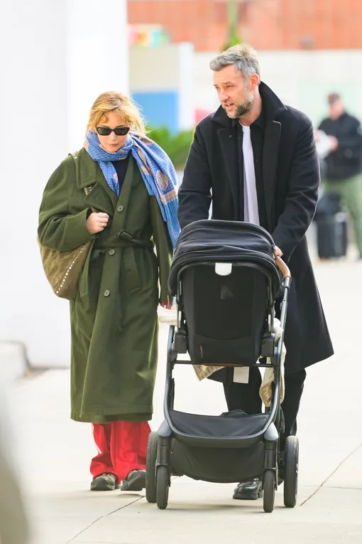 Дженнифер Лоуренс с мужем и ребенком Дженнифер Лоуренс с мужем и ребенком