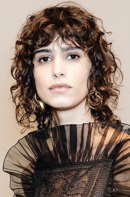 Мика Арганарас почти что стала лицом этой стрижки для густых и кудрявых волос