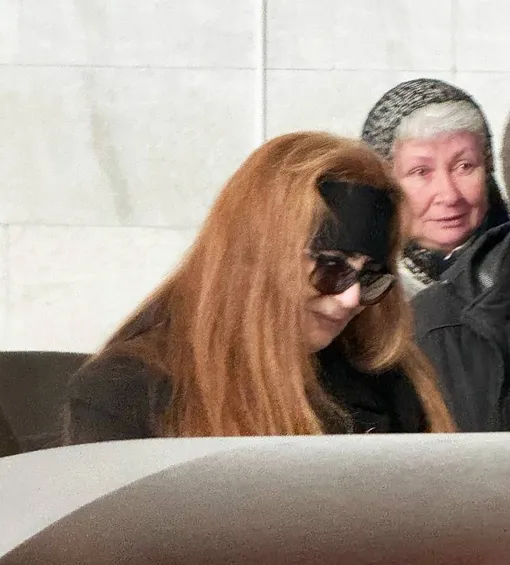 Гулизар Чалбашова у гроба мужа Гулизар Чалбашова у гроба мужа