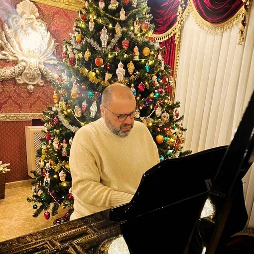 Максим Фадеев похоронил маму