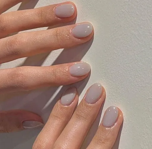 Трендовый маникюр на весну-2026 может быть сдержанным и даже пасмурным