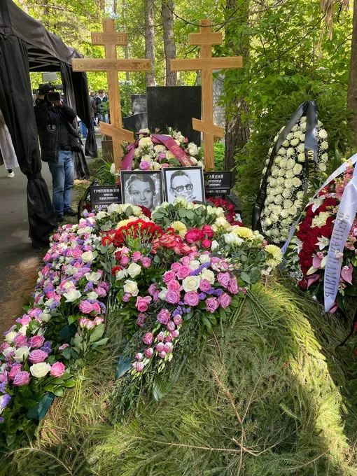 Могилу Нины Гребешковой окружили букетами и венками из свежих ярких цветов Могилу Нины Гребешковой окружили букетами и венками из свежих ярких цветов