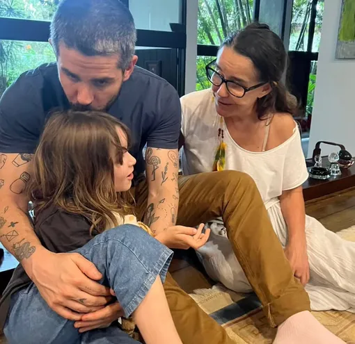 Луселия Сантус с сыном Педру и внучкой Каролиной