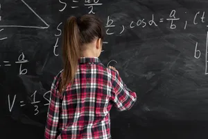 Семиклассница попыталась зарезать учительницу перед школьной линейкой в Канске Семиклассница попыталась зарезать учительницу перед школьной линейкой в Канске