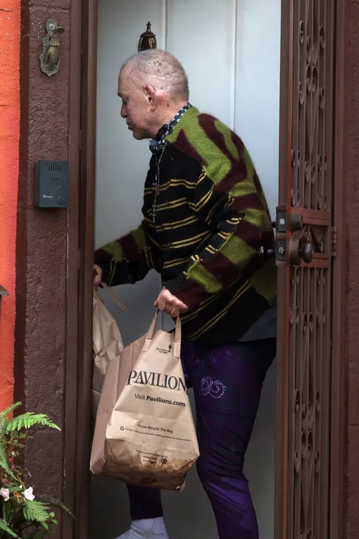 Микки Рурку грозит выселение