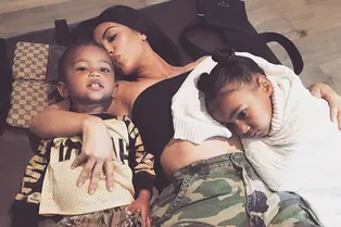 «Полное затмение сердца»: Ким Кардашьян поделилась милым снимком с детьми «Полное затмение сердца»: Ким Кардашьян поделилась милым снимком с детьми