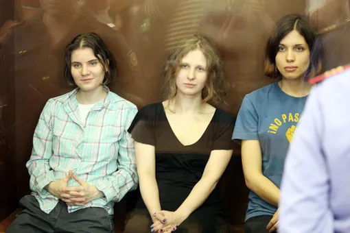 Екатерина Самуцевич, Мария Алехина и Надежда Толоконникова во время оглашения приговора участницам Pussy Riot в Хамовническом суде Москвы. Екатерина Самуцевич, Мария Алехина и Надежда Толоконникова во время оглашения приговора участницам Pussy Riot в Хамовническом суде Москвы.