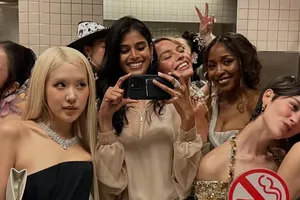Марго Робби воссоздала культовое селфи в ванной на Met Gala 2026