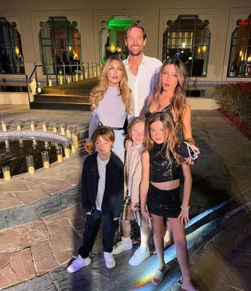 Эбби Клэнси и Питер Крауч с детьми на отдыхе