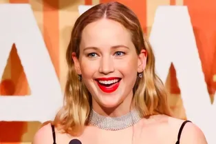 «Красные губы — однозначно твое»: Дженнифер Лоуренс на премии очаровала фанатов