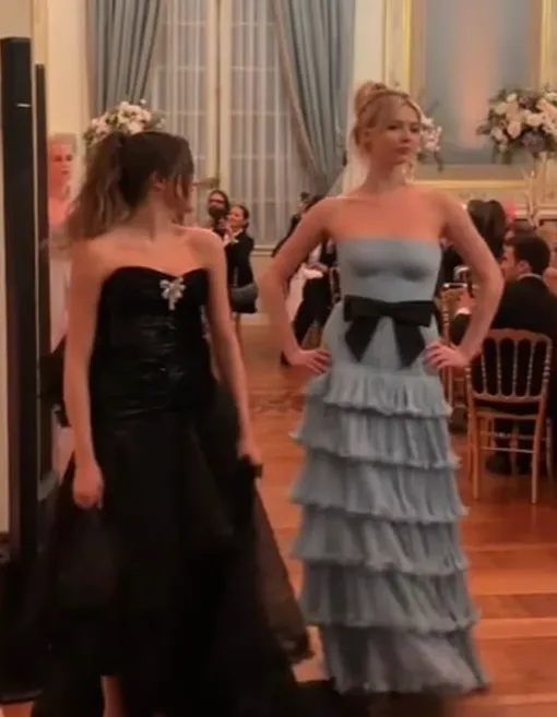 Эппл Мартин возмутила общественность своим поведением на балу Эппл Мартин возмутила общественность своим поведением на балу