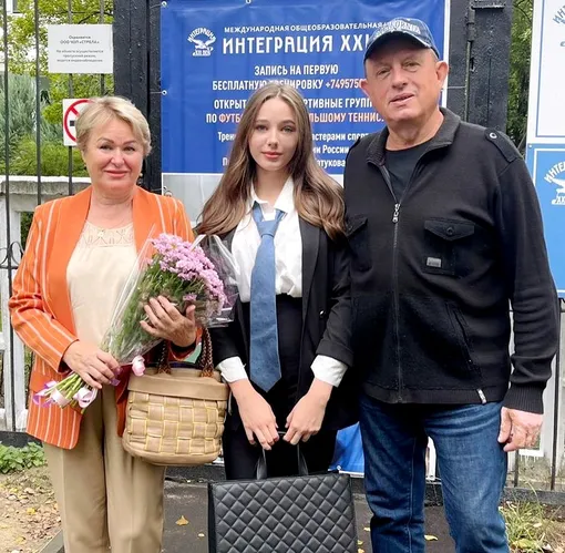 Девочка живет с мамиными родителями Девочка живет с мамиными родителями