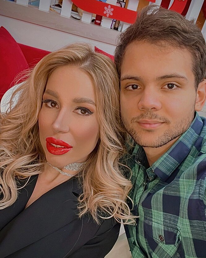 Қара әйел скрипт Мойынсұнғыш қыздың суреті