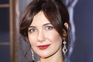 Екатерина Климова в белом платье без бретелей появилась вместе с сыном на закрытии ММКФ