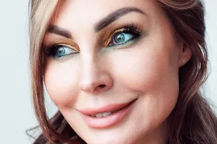 Наталья Бочкарева в платье с пикантным разрезом эротично позировала на полу Наталья Бочкарева в платье с пикантным разрезом эротично позировала на полу